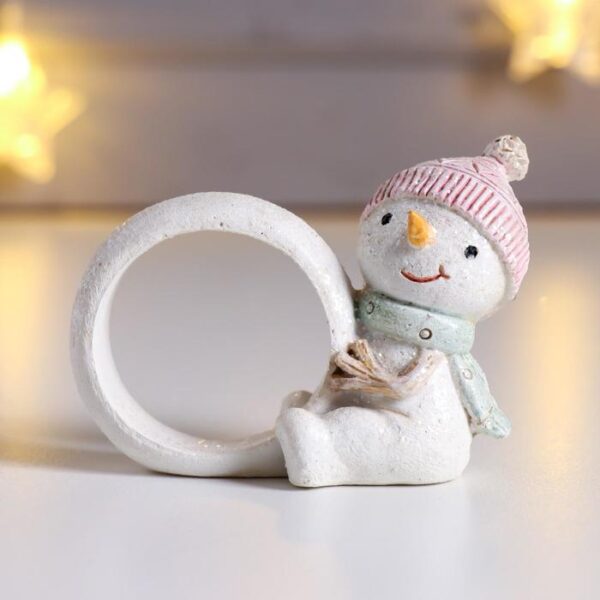 Сувенир полистоун кольцо для салфеток "Снеговичок в вязаной розовой шапке" 6х3,5х7,5 см 6343805