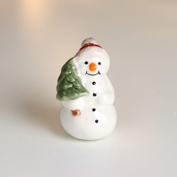 Сувенир керамика "Снеговик, в красной шапке, с зелёной ёлочкой" 6х3,5х4 см 6494474